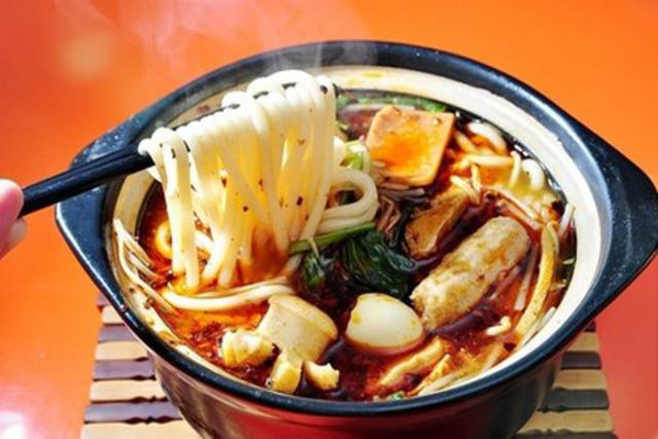 桥中桥云南过桥米线