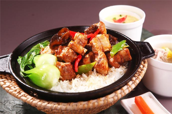 新融黄焖鸡米饭加盟费多少钱_新融黄焖鸡米饭加盟店_新融黄焖鸡米饭