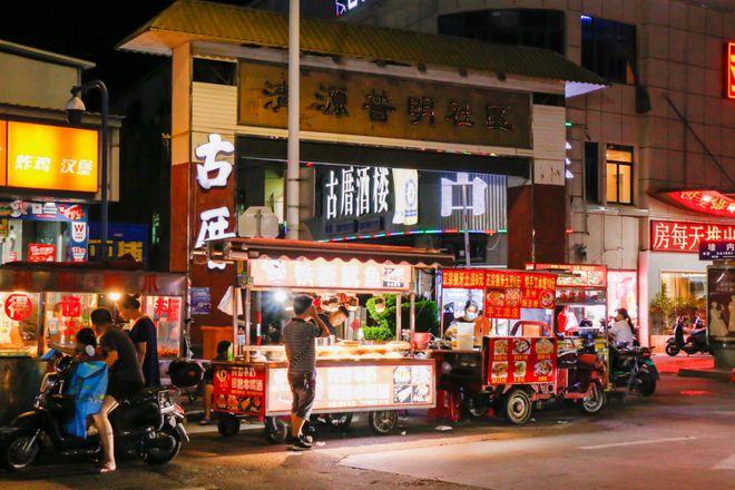 摆地摊需要证件吗?(摆地摊需要证件吗要多少钱)