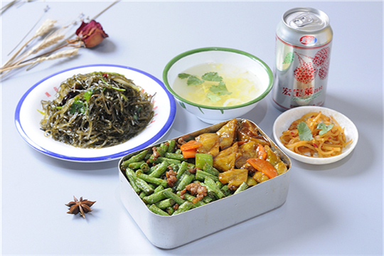80,90后人群逐渐成为主流消费人群,小磨坊老饭盒教室主题餐厅不失为一