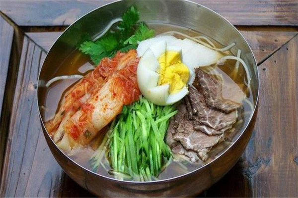 销售品牌产品并推广品牌产品;13,有良好的服务意识,亲切,热情和真诚