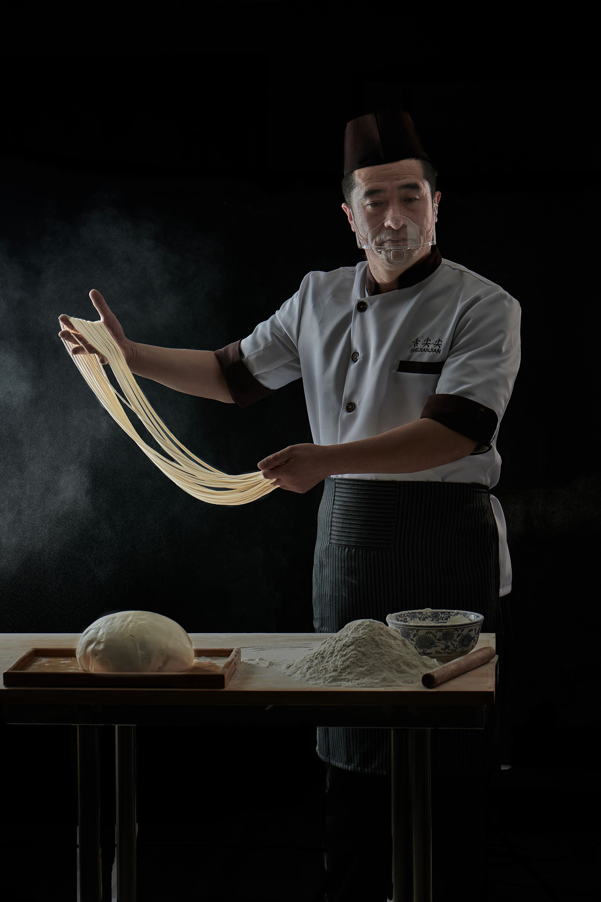 所需材料均有总部提供,经过考核方可结业拉面师傅配备:配备拉面师傅