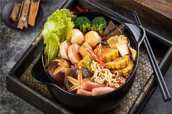 开一家期鲜道砂锅麻辣烫多少钱?加盟费多少?总投资6.8万起,免加盟费!