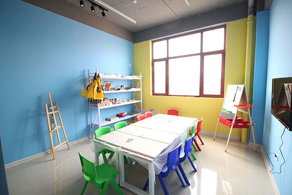 画室有独立的学生宿舍楼和教学楼,宿舍装修合格,有空调和地暖,冬天24