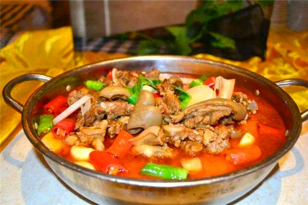 随圆柴火羊肉火锅总部会派出技术专员上门提供指导,现场制作红焖羊肉