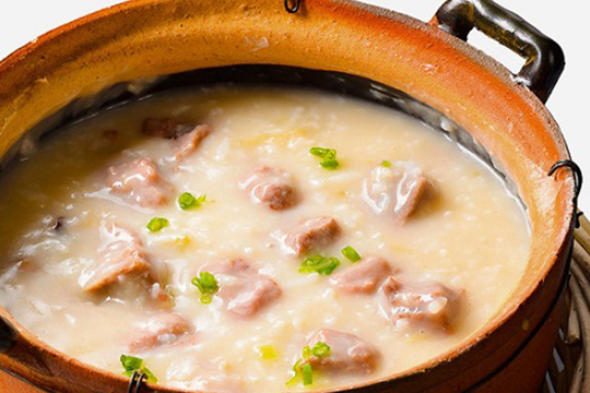 潮汕的砂锅粥也是文明全国的美食,宽饭煲仔饭店内的砂锅粥包括了膏蟹