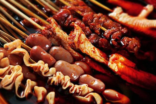 "麻辣烫"亦是其变体,可以说只要有人的地方就有串串香的存在,甚至在