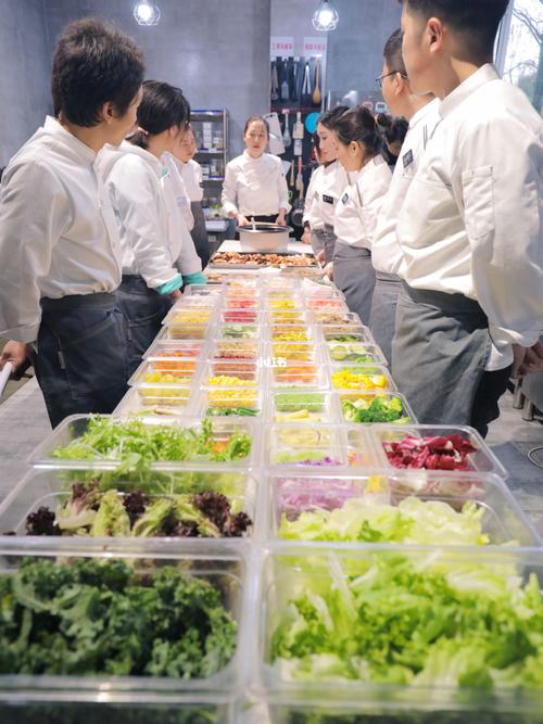 开一家小型轻食店一年能赚多少钱？揭秘轻食创业机遇与丰厚回报！_加盟星百度招商加盟服务平台