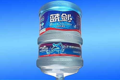 开一家蓝剑桶装水加盟费多少大致需要1到5万元