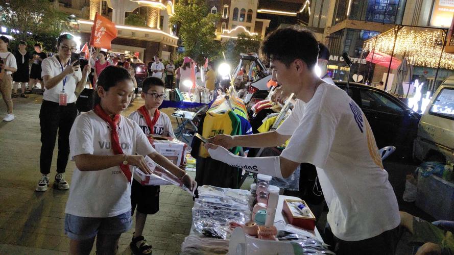 大学附近摆地摊卖什么最火？热门小商品，点燃你的创业火花！_加盟星百度招商加盟服务平台