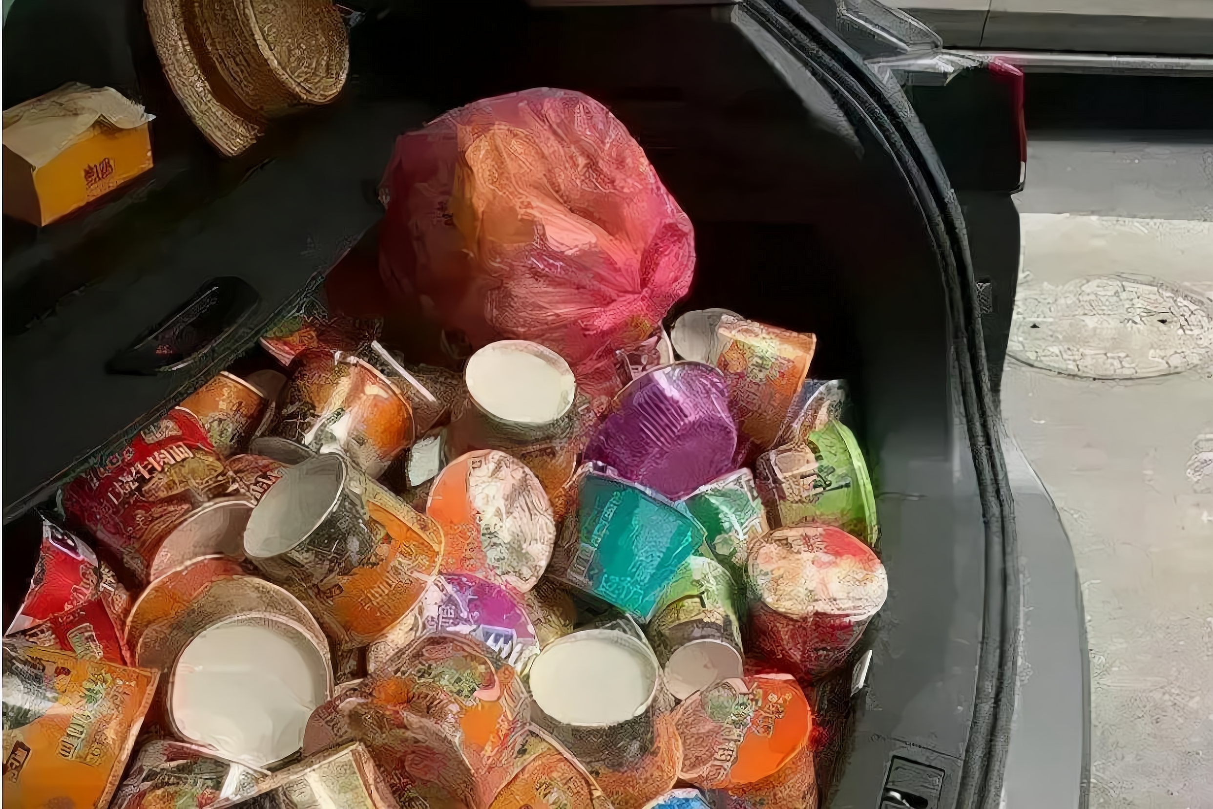 河南男子开车回家过年,遇高速堵车,一后备箱泡面零食全吃完了