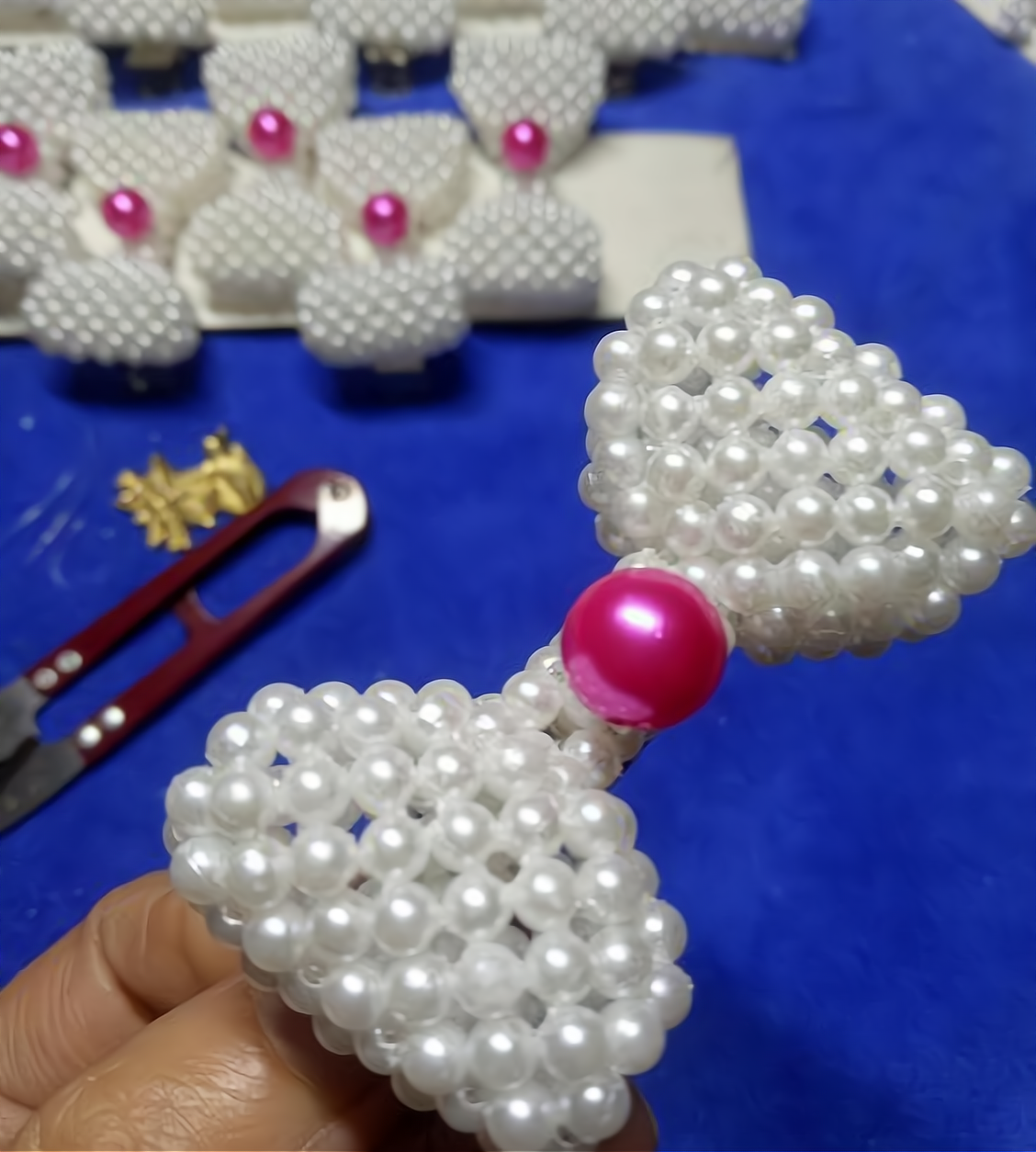 串珠发夹加工最适合农村人在家做的手工活串珠饰品是民族传统工艺品