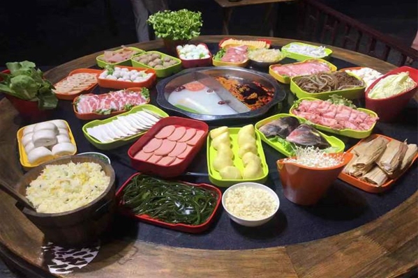 自助酱骨火锅：冬日里的暖心料理