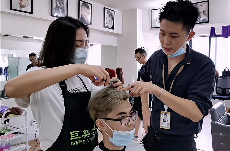 揭秘美发业：发展趋势、前景及如何成为行业领先者！_加盟星百度招商加盟服务平台