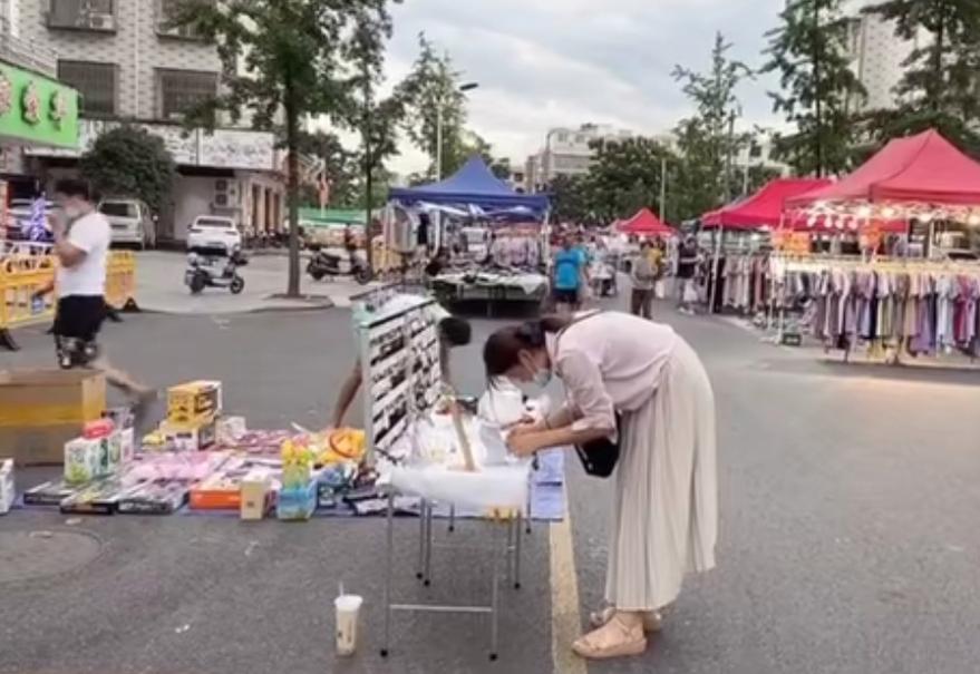 摆地摊做饮料怎么赚钱：揭秘地摊饮料业的成功秘诀与创业机会_加盟星百度招商加盟服务平台