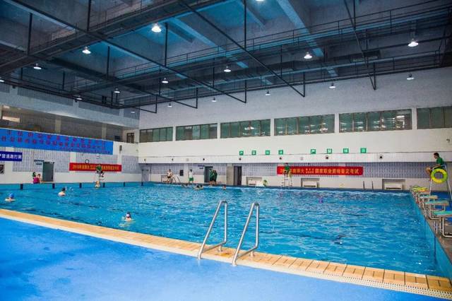 会游泳怎么赚钱_如何经营游泳池赚钱,以下信息要了解!